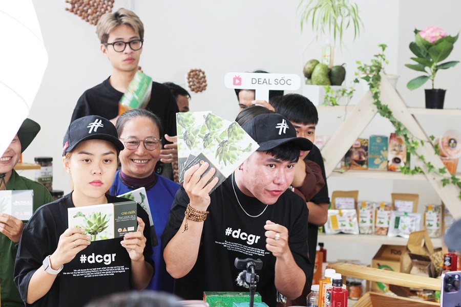 Tr&ecirc;n 50% d&acirc;n số tr&ecirc;n địa b&agrave;n tỉnh đ&atilde; tham gia mua sắm trực tuyến th&ocirc;ng qua c&aacute;c s&agrave;n thương mại điện tử