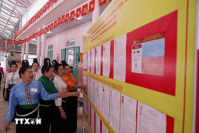 Nh&acirc;n d&acirc;n v&agrave; c&aacute;n bộ phường Chiềng Cơi tỉnh Sơn La xem danh s&aacute;ch ni&ecirc;m yết c&aacute;c đại biểu tham gia bầu cử đại biểu Quốc hội kh&oacute;a XVI v&agrave; đại biểu HĐND c&aacute;c cấp nhiệm kỳ 2026-2031 tại phường. (Ảnh: Trọng Đạt/TTXVN)