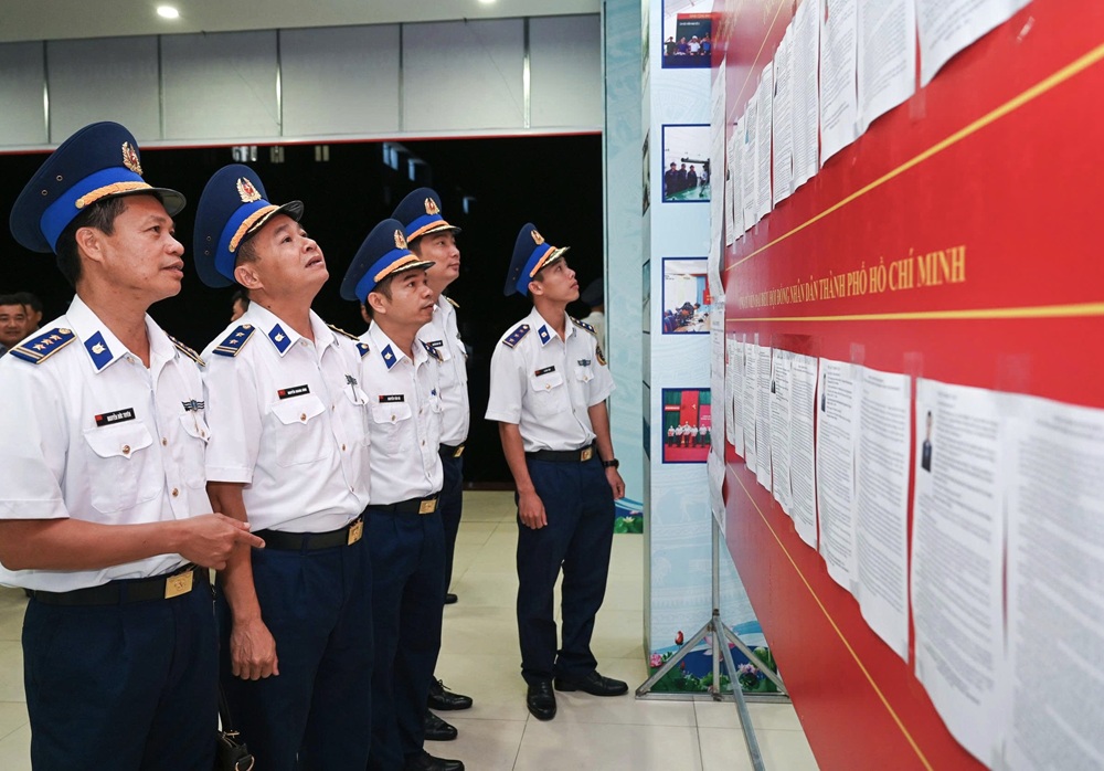 C&aacute;c cử tri nghi&ecirc;n cứu danh s&aacute;ch c&aacute;c đại biểu ứng cử