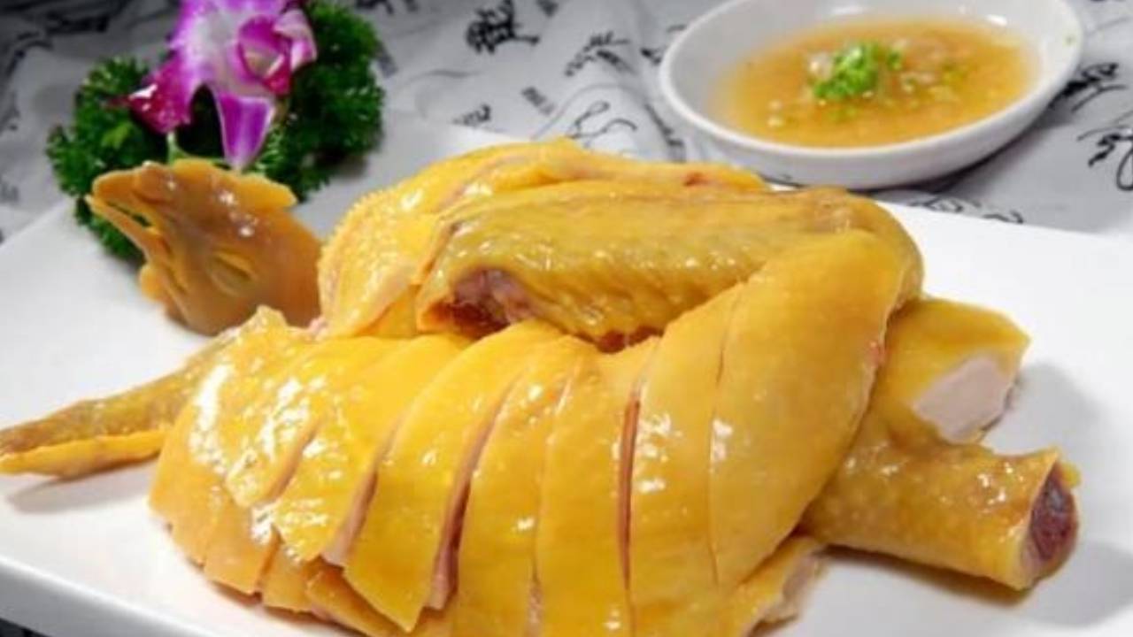 Da gà chứa bao nhiêu calo? Có nên ăn da gà khi chế biến thịt gà