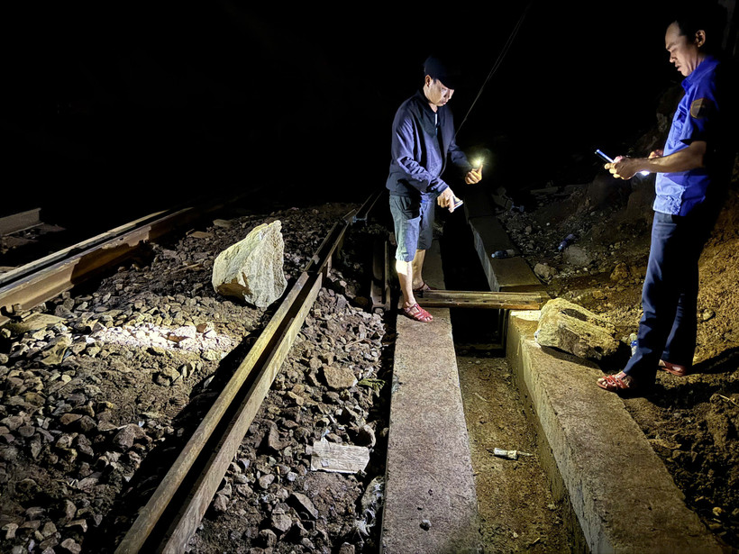 Đá tiếp tục lăn xuống đèo Hải Vân, nhiều chuyến tàu Bắc – Nam bị gián đoạn