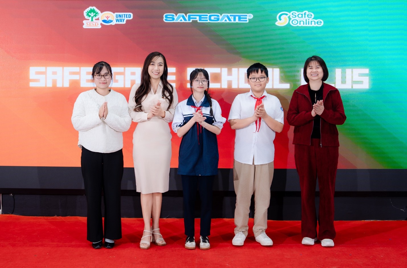 Đại diện Học sinh, Gi&aacute;o vi&ecirc;n, Cục B&agrave; mẹ v&agrave; Trẻ em v&agrave; Viện Nghi&ecirc;n cứu quản l&yacute; ph&aacute;t triển bền vững MSD trong nghi thức khởi động dự &aacute;n