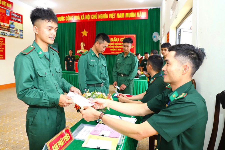 Đồn Bi&ecirc;n ph&ograve;ng Đắk M'Bai nhận phiếu thực hiện quyền c&ocirc;ng d&acirc;n