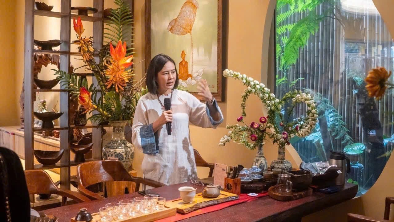 Giảng vi&ecirc;n bộ m&ocirc;n Ikebana Nguyễn Thanh Hiền chia sẻ về sự kết hợp mới mẻ giữa Gốm Chu Đậu v&agrave; nghệ thuật cắm hoa Ikebana.
