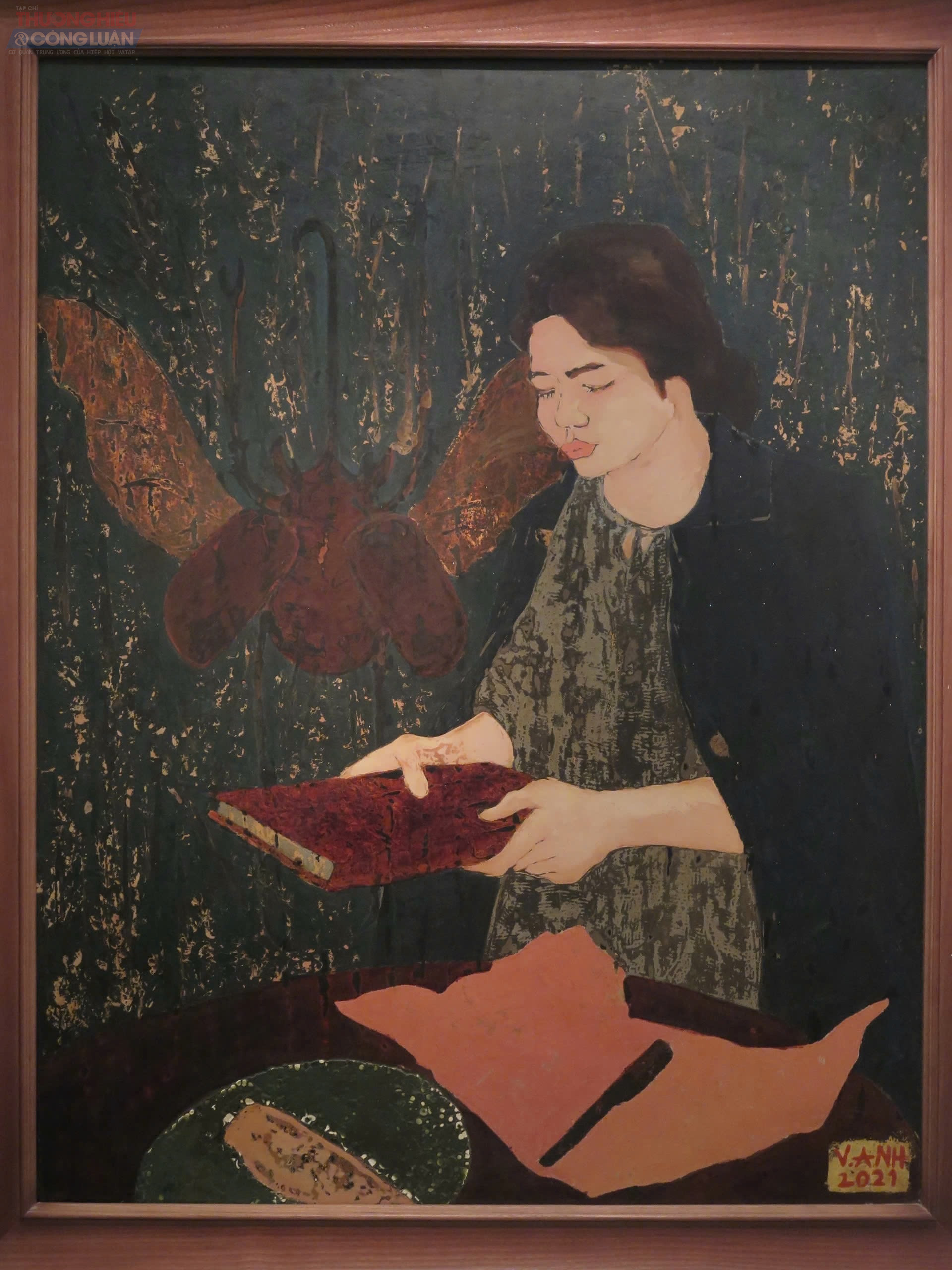 Hai trong số nhiều bức sơn m&agrave;i được trưng b&agrave;y tại triển l&atilde;m lấy cảm hứng từ người phụ nữ