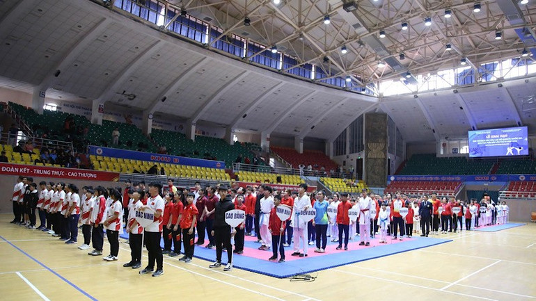 C&aacute;c c&acirc;u lạc bộ karate dự Lễ khai mạc giải.