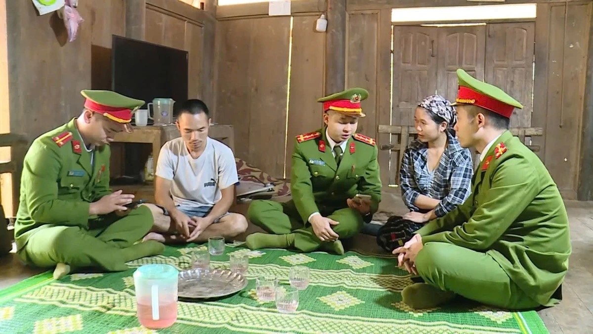 Lực lượng c&ocirc;ng an kiểm tra, r&agrave; so&aacute;t th&ocirc;ng tin cư tr&uacute;