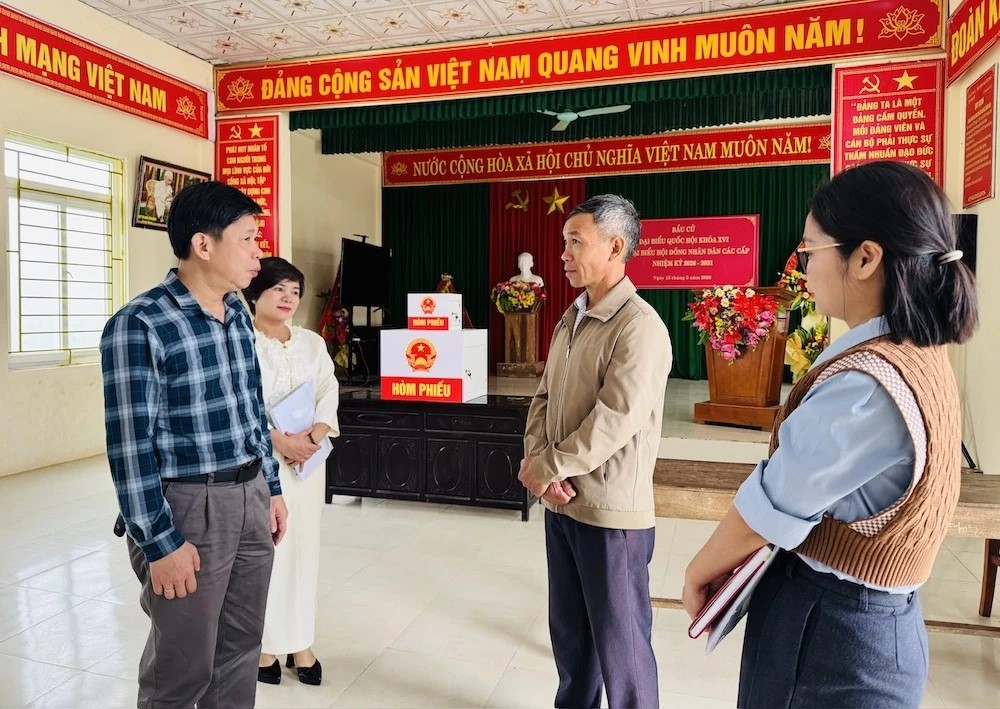 Đo&agrave;n c&ocirc;ng t&aacute;c CDC Thanh Ho&aacute; gi&aacute;m s&aacute;t c&ocirc;ng t&aacute;c bảo đảm y tế phục vụ bầu cử tại điểm bầu cử ở th&ocirc;n Thăng B&igrave;nh, x&atilde; Như Xu&acirc;n.