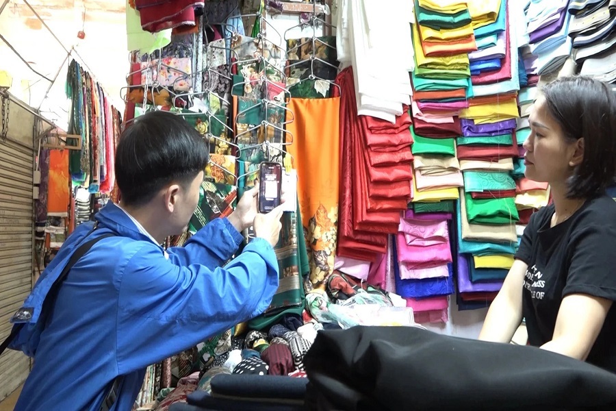 Người d&acirc;n, du kh&aacute;ch thanh to&aacute;n kh&ocirc;ng d&ugrave;ng tiền mặt tại Chợ Đ&agrave; Lạt