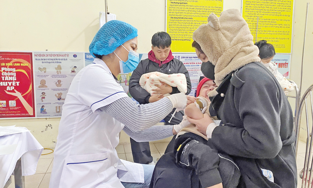 Nh&acirc;n vi&ecirc;n y tế Trạm Y tế L&acirc;m Thao ti&ecirc;m vắc-xin trong chương tr&igrave;nh ti&ecirc;m chủng mở rộng.