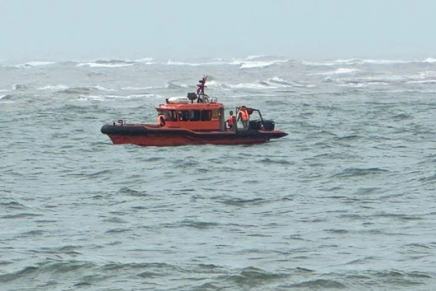 Quảng Trị: Sóng đánh chìm thuyền đánh cá, một ngư dân mất tích