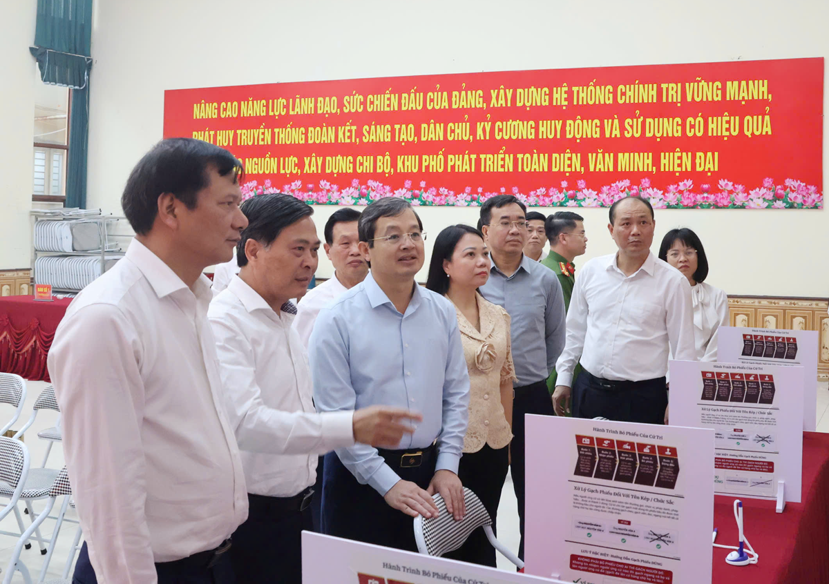 Chủ tịch UBND tỉnh Phạm Ho&agrave;ng Sơn (thứ 3 từ tr&aacute;i qua); B&iacute; thư Đảng ủy phường Kinh Bắc Tạ Đăng Đoan (ngo&agrave;i c&ugrave;ng b&ecirc;n tr&aacute;i) kiểm tra khu vực b&agrave;n ghi phiếu thuộc Tổ bầu cử số 13, tổ d&acirc;n phố Tiền An 2, phường Kinh Bắc.