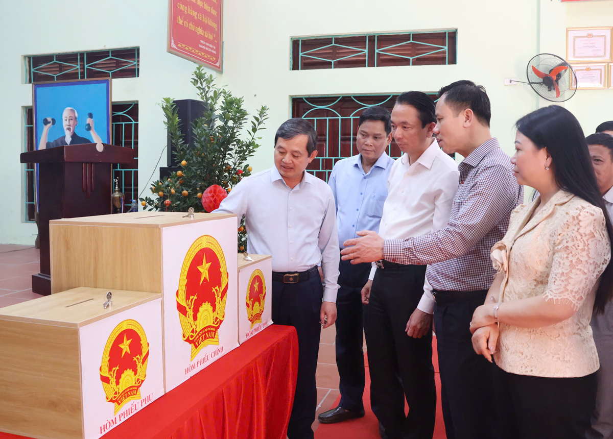 Chủ tịch UBND tỉnh Bắc Ninh kiểm tra công tác chuẩn bị bầu cử tại phường Nam Sơn và Kinh Bắc