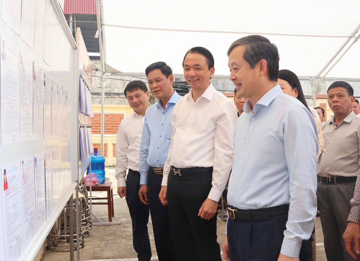 Chủ tịch UBND tỉnh Phạm Ho&agrave;ng Sơn kiểm tra khu vực ni&ecirc;m yết danh s&aacute;ch người ứng cử tại khu vực bỏ phiếu số 9, tổ d&acirc;n phố Sơn Đ&ocirc;ng, phường Nam Sơn.