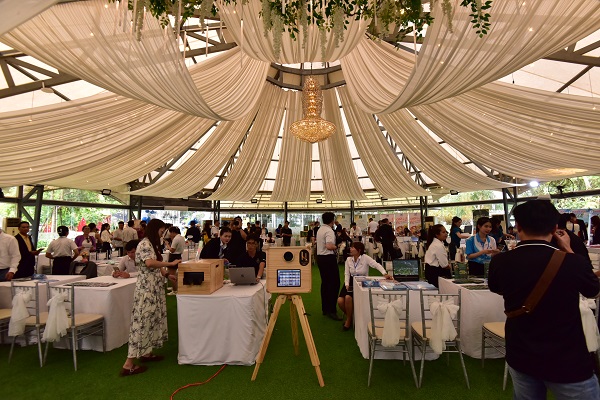 Khu vực trưng b&agrave;y giới thiệu sản phẩm, giao lưu đối t&aacute;c