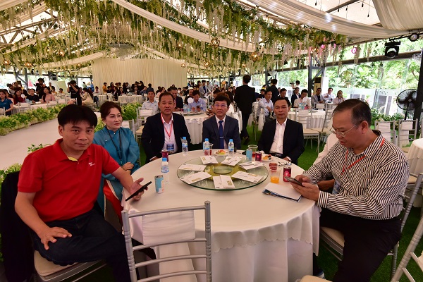 L&atilde;nh đạo c&aacute;c ng&agrave;nh của tỉnh v&agrave; đại biểu tham dự