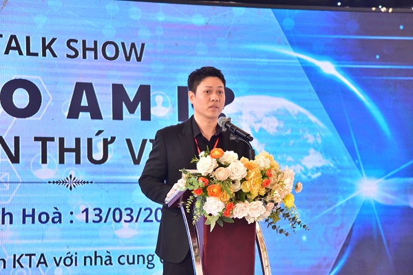 Đại diện doanh nghiệp ph&aacute;t biểu giới thiệu về hoạt động của doanh nghiệp