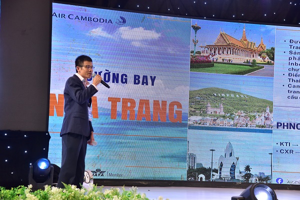 Đại diện Đại Diện Cambodia Air ph&aacute;t biểu giới thiệu về hoạt động của doanh nghiệp