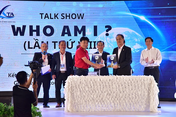 K&yacute; kết hợp t&aacute;c giữa Vietjet Air Chi nh&aacute;nh Miền Trung v&agrave; Chi hội Lữ h&agrave;nh Kh&aacute;nh H&ograve;a