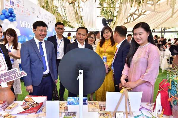 L&atilde;nh đạo sở VHTTDL v&agrave; Trung t&acirc;m x&uacute;c tiến ĐTTMDL tỉnh Kh&aacute;nh H&ograve;a đi giao lưu, động vi&ecirc;n c&aacute;c doanh nghiệp dang tham gia B2B