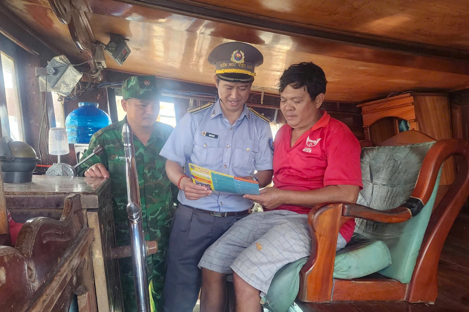 Tuy&ecirc;n truyền cho c&aacute;c ngư d&acirc;n, chủ t&agrave;u c&aacute;