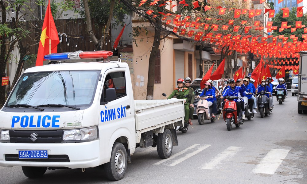 Đo&agrave;n diễu h&agrave;nh đi v&agrave;o c&aacute;c khu d&acirc;n cư lan tỏa rộng r&atilde;i th&ocirc;ng tin về bầu cử đến c&aacute;c tầng lớp Nh&acirc;n d&acirc;n.