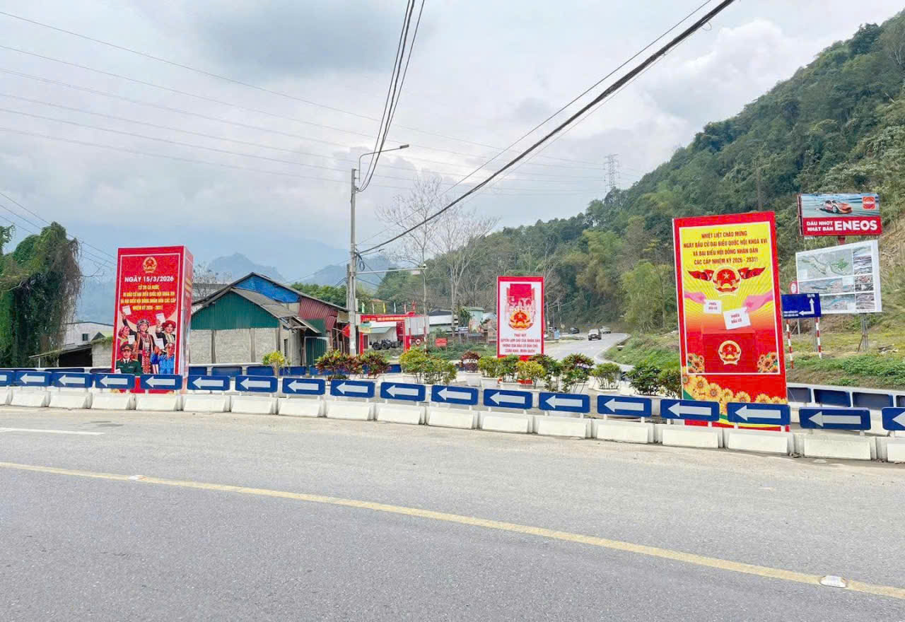 Pa-n&ocirc; tuy&ecirc;n truyền về cuộc bầu cử đại biểu Quốc hội kh&oacute;a XVI v&agrave; đại biểu HĐND c&aacute;c cấp nhiệm kỳ 2026&ndash;2031 được lắp đặt tr&ecirc;n c&aacute;c tuyến đường ch&iacute;nh của x&atilde; Cốc San.