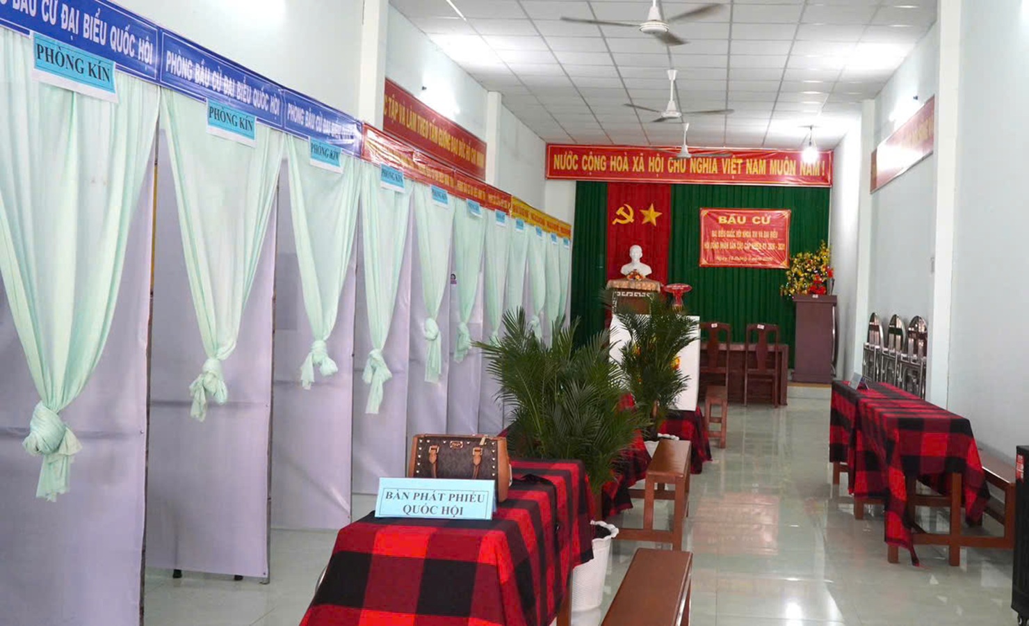 Sẵn sàng tại từng khu vực bỏ phiếu Sẵn sàng tại từng khu vực bỏ phiếu