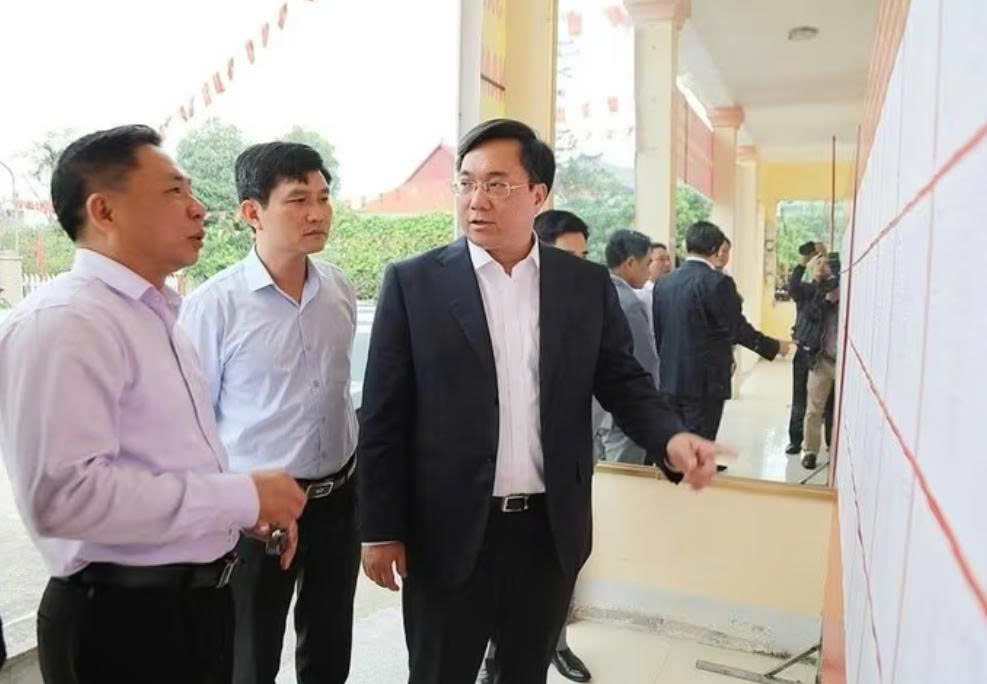 Chủ tịch UBND tỉnh Trần Duy Đ&ocirc;ng chỉ đạo c&ocirc;ng t&aacute;c chuẩn bị bầu cử tại cơ sở.