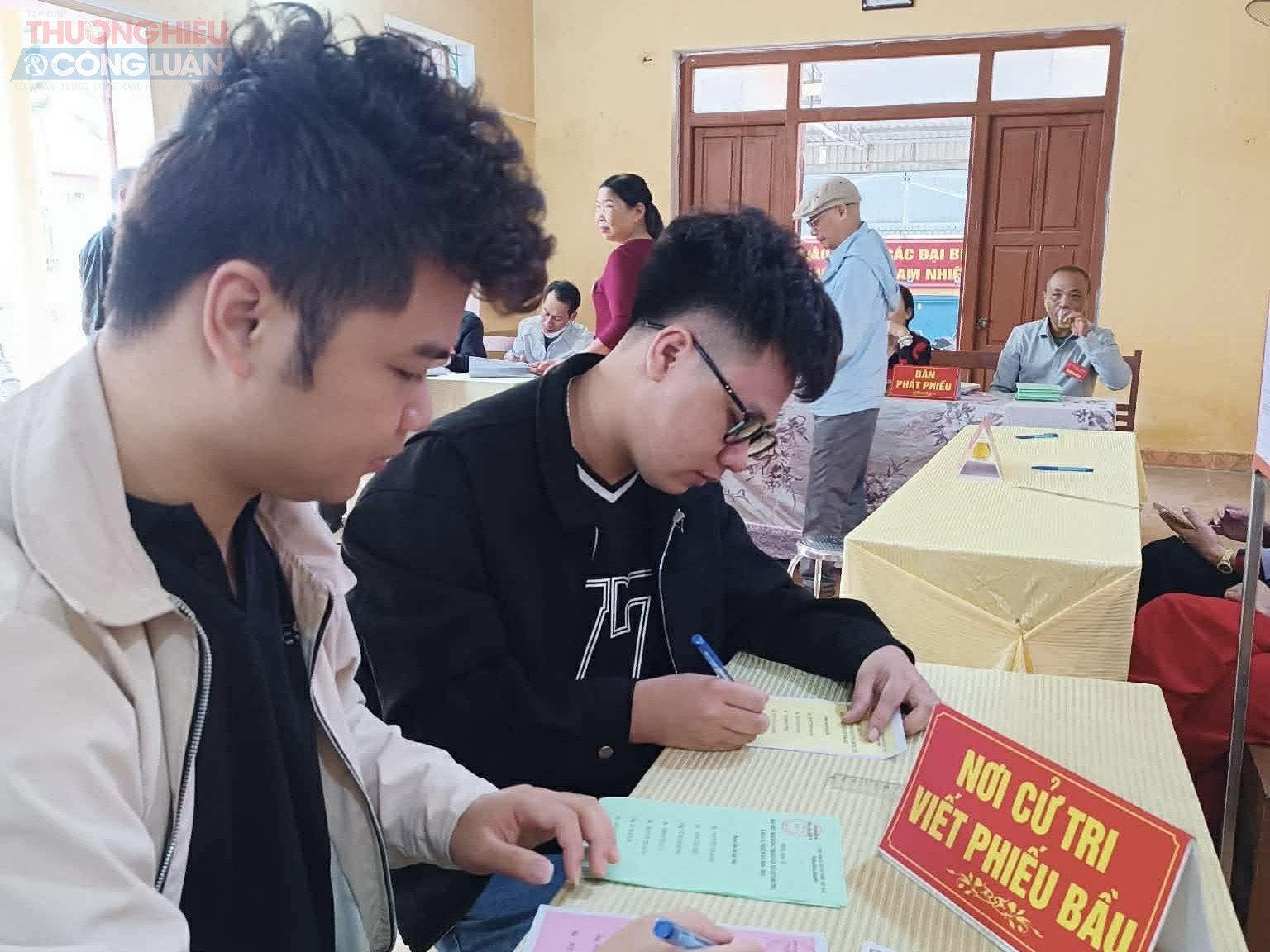 Không khí tại điểm bỏ phiếu thôn Lương Cụ Nam diễn ra trang trọng, phấn khởi; cử tri tham gia đông đủ, thể hiện niềm tin và kỳ vọng vào thành công của cuộc bầu cử. Không khí tại điểm bỏ phiếu thôn Lương Cụ Nam diễn ra trang trọng, phấn khởi; cử tri tham gia đông đủ, thể hiện niềm tin và kỳ vọng vào thành công của cuộc bầu cử.