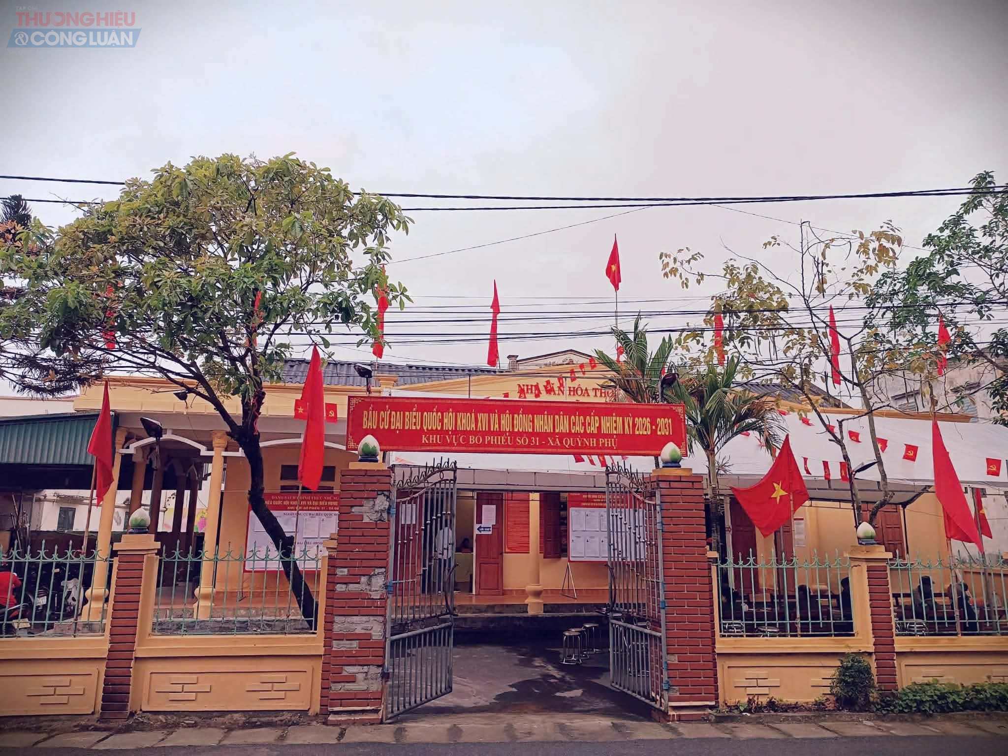 Cờ đỏ sao v&agrave;ng tung bay khắp nơi, khu vực bỏ phiếu được trang tr&iacute; trang trọng, rực rỡ.