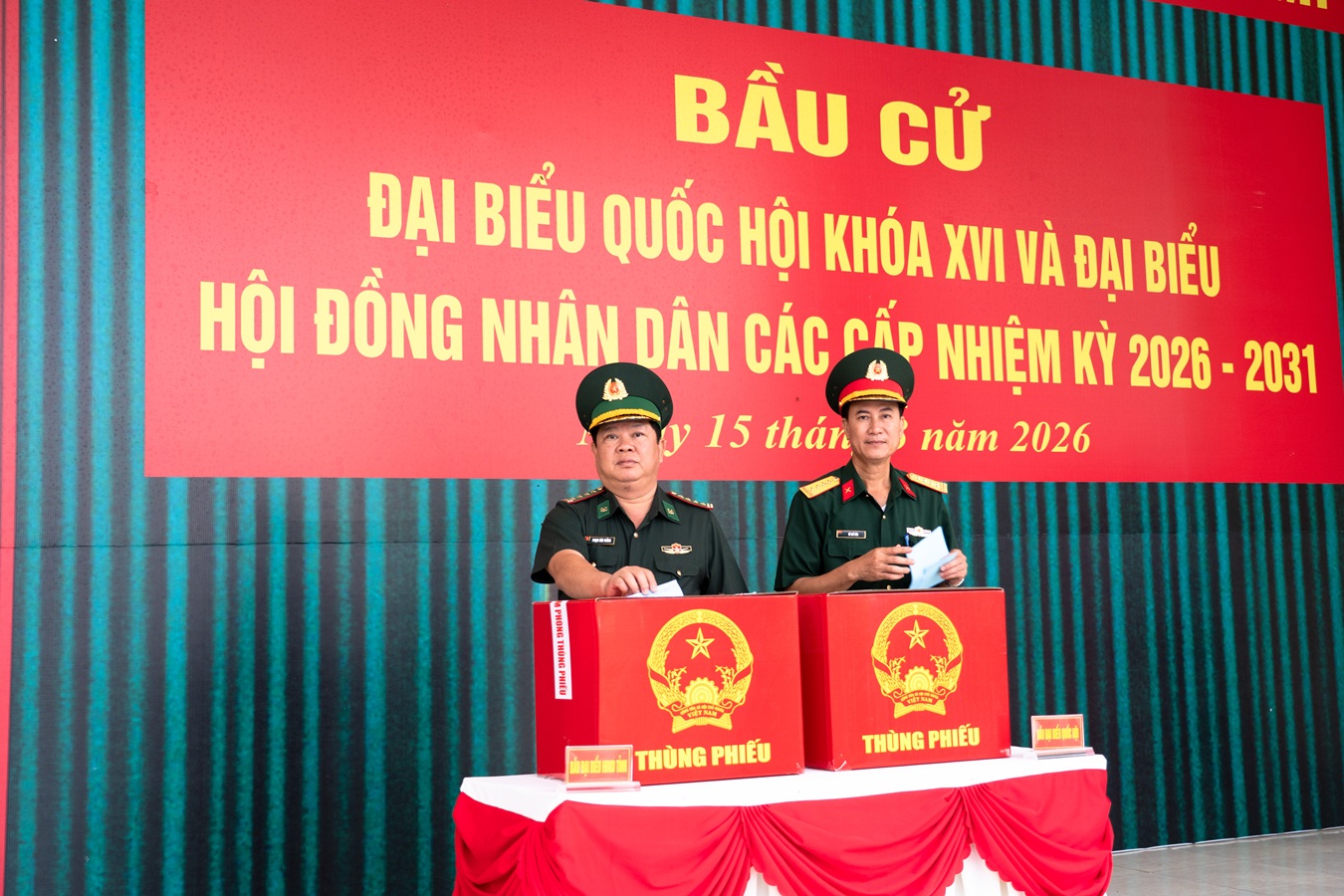 Đại t&aacute; Phạm Văn Thắng, Ph&oacute; Chỉ huy trưởng Bộ chỉ huy Qu&acirc;n sự tỉnh, Chỉ huy trưởng Ban Chỉ huy Bộ đội Bi&ecirc;n ph&ograve;ng tỉnh An Giang bỏ phiếu bầu cử tại Khu vực bỏ phiếu số 57.