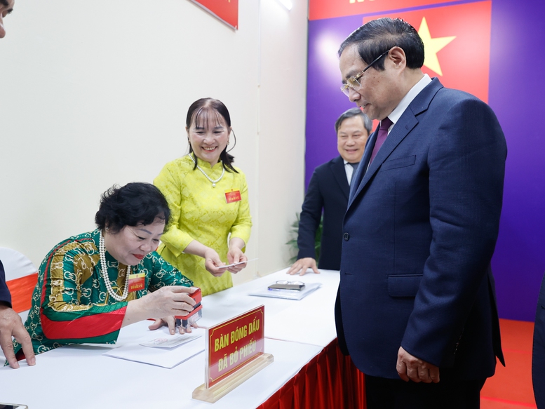 Thủ tướng Phạm Minh Chính và Phu nhân cùng các cử tri là lãnh đạo các cơ quan Trung ương và thành phố Hà Nội, các cử tri cao tuổi nhất, trẻ tuổi nhất, cử tri đại diện các tầng lớp nhân dân và cử tri trong khu vực bỏ phiếu tiến hành bỏ phiếu bầu cử, thực hiện quyền công dân của mình theo đúng quy định - Ảnh: VGP/Nhật Bắc Thủ tướng Phạm Minh Chính và Phu nhân cùng các cử tri là lãnh đạo các cơ quan Trung ương và thành phố Hà Nội, các cử tri cao tuổi nhất, trẻ tuổi nhất, cử tri đại diện các tầng lớp nhân dân và cử tri trong khu vực bỏ phiếu tiến hành bỏ phiếu bầu cử, thực hiện quyền công dân của mình theo đúng quy định - Ảnh: VGP/Nhật Bắc