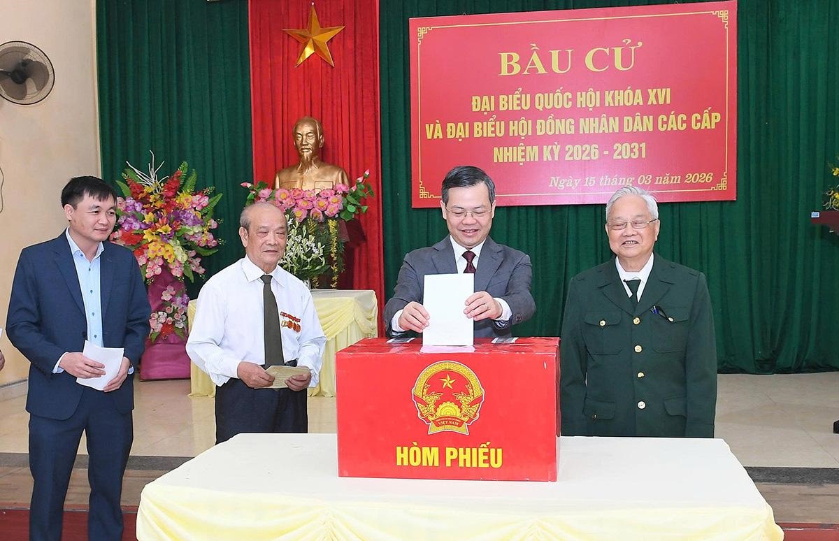 Chủ tịch HĐND tỉnh Nguyễn Văn Sơn bỏ phiếu bầu cử tại khu vực bỏ phiếu số 23 đặt tại Nh&agrave; văn h&oacute;a tổ d&acirc;n phố T&acirc;n H&agrave; 13, phường Minh Xu&acirc;n. Ảnh: Huy Ho&agrave;ng