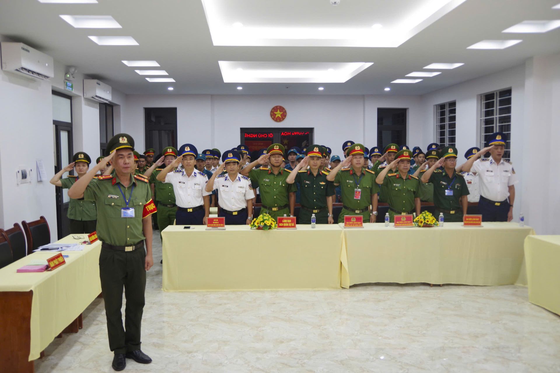 C&aacute;c cử tri tham dự lễ khai mạc bầu cử đại biểu Quốc hội kh&oacute;a XVI v&agrave; đại biểu HĐND c&aacute;c cấp nhiệm kỳ 2026 - 2031