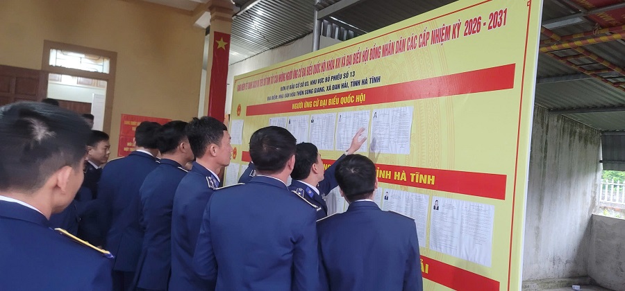 Ảnh 1: C&aacute;n bộ, chiến sĩ Hải đội 102 nghi&ecirc;n cứu danh s&aacute;ch, tiểu sử c&aacute;c ứng cử vi&ecirc;n trước khi tham gia bỏ phiếu.