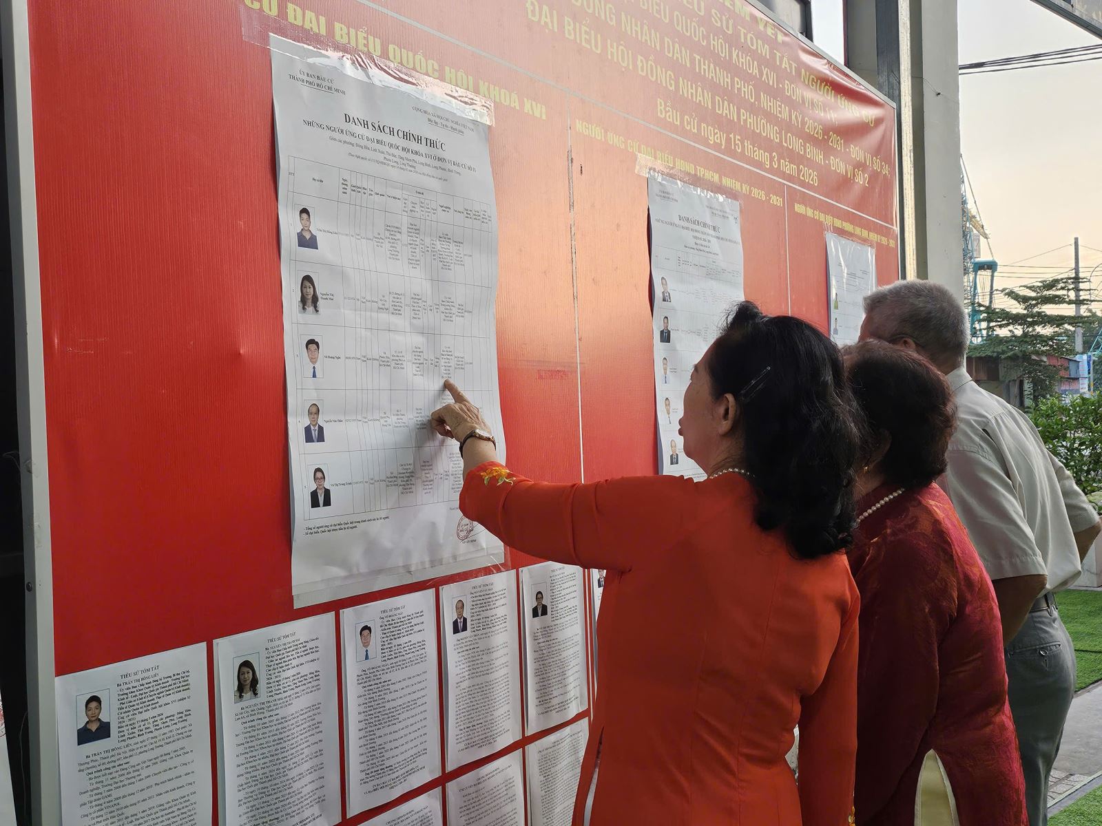 Cử tri xem th&ocirc;ng tin c&aacute;c ứng cử vi&ecirc;n tại phường Long Trường