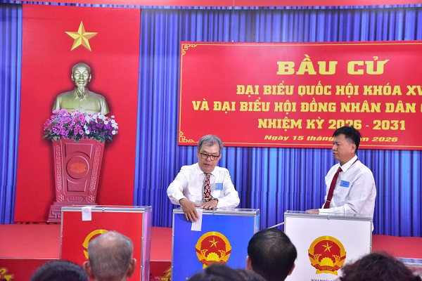 &Ocirc;ng Huỳnh Quang Sinh- Tổ Trưởng tổ bầu cử số 01 ni&ecirc;m phong h&ograve;m phiếu