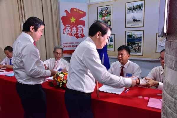 6h 41 : &Ocirc;ng Nghi&ecirc;m Xu&acirc;n Th&agrave;nh- UVBCH Trung ương Đảng, B&iacute; Thư Tỉnh ủy nhận phiếu bầu cử