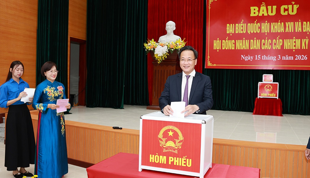 Bí thư Nguyễn Hữu Nghĩa bỏ phiếu bầu. Bí thư Nguyễn Hữu Nghĩa bỏ phiếu bầu.