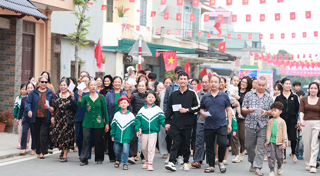 Nhân dân tỉnh Hưng Yên đi bỏ phiếu bầu cử Nhân dân tỉnh Hưng Yên đi bỏ phiếu bầu cử