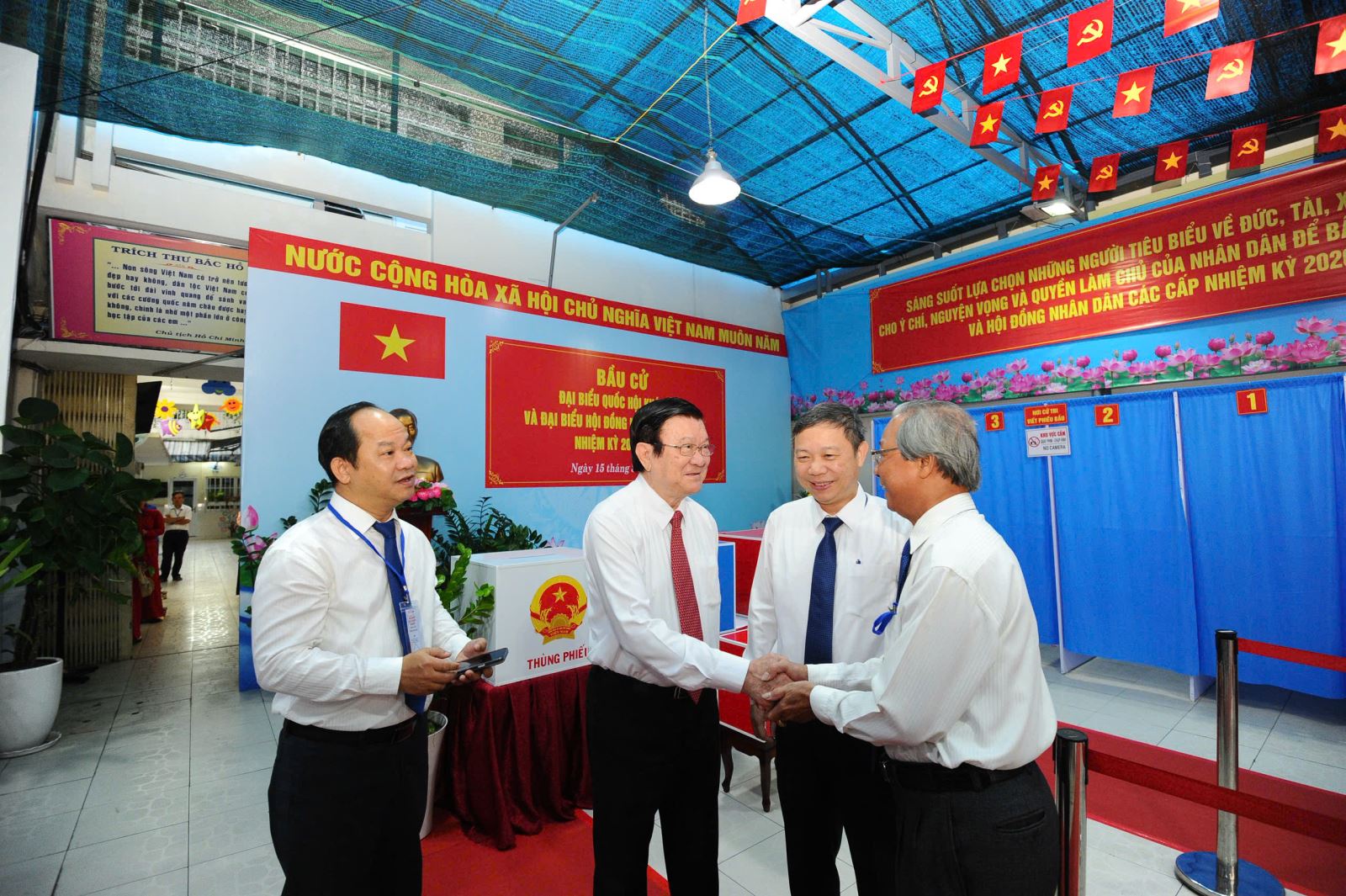 Tại điểm bầu cử số 7, phường T&acirc;n Định c&oacute; nguy&ecirc;n Chủ tịch nước Trương Tấn Sang v&agrave; Ph&oacute; B&iacute; Thư Thường trực Th&agrave;nh uỷ L&ecirc; Quốc Phong tham dự