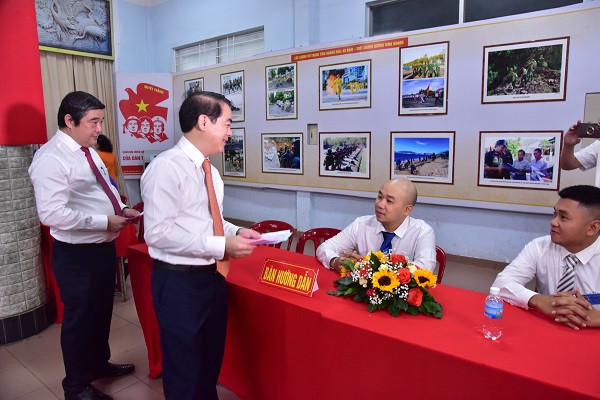 6h 43 : &Ocirc;ng Nghi&ecirc;m Xu&acirc;n Th&agrave;nh- UVBCH Trung ương Đảng, B&iacute; Thư Tỉnh ủy qua b&agrave;n hướng dẫn