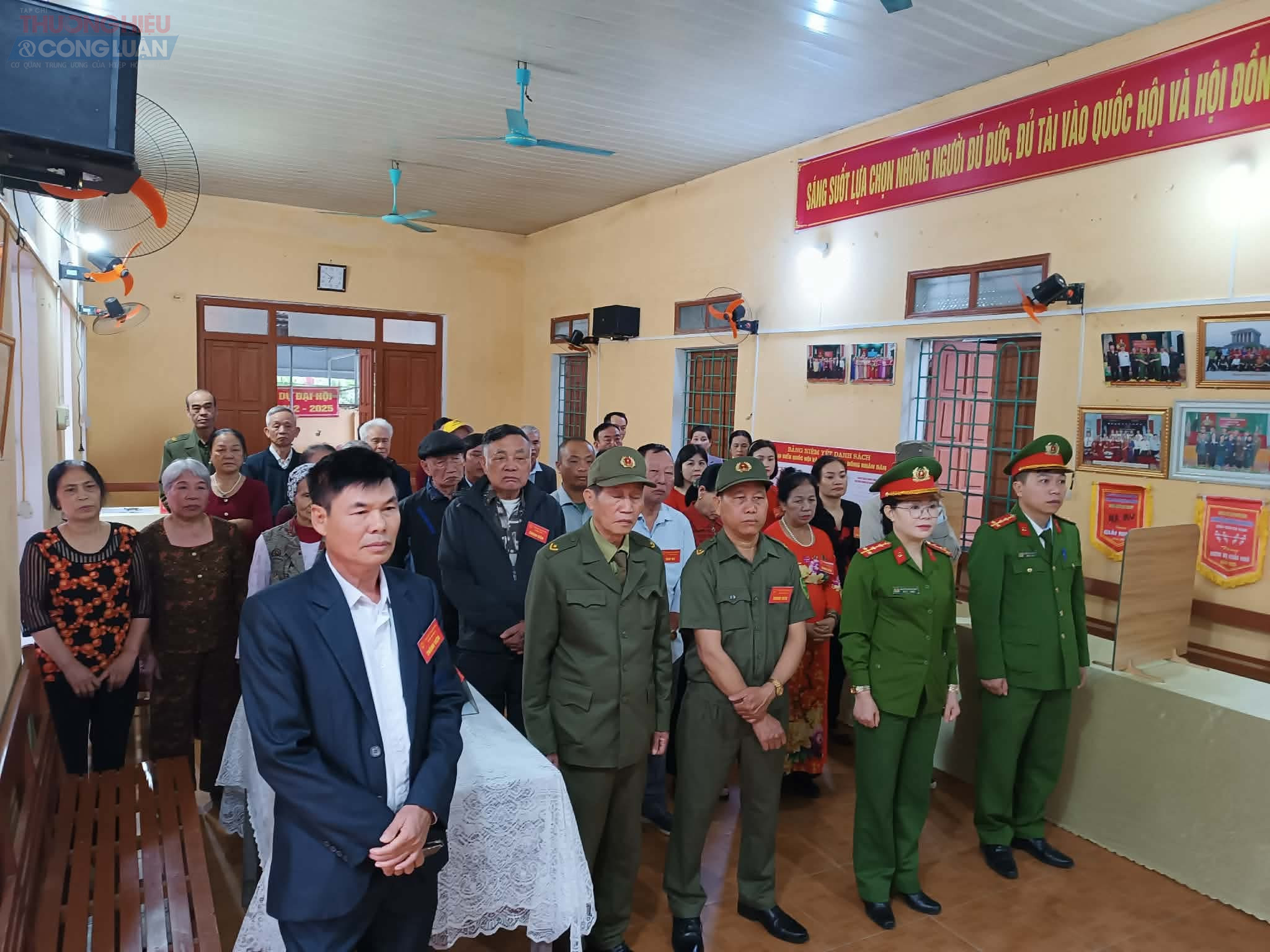 Lực lượng C&ocirc;ng an, Qu&acirc;n đội, tổ bầu cử c&ugrave;ng c&aacute;c ban, ng&agrave;nh đ&atilde; c&oacute; mặt từ rất sớm để hướng dẫn, đảm bảo an ninh trật tự v&agrave; hỗ trợ b&agrave; con thực hiện quyền c&ocirc;ng d&acirc;n của m&igrave;nh.