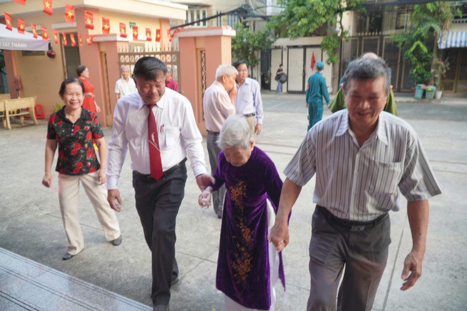 Cử tri 100 tuổi Trần Thị H&uacute;c, phường T&acirc;n B&igrave;nh đ&atilde; c&oacute; mặt từ sớm để tham gia thực hiện quyền cử tri của m&igrave;nh