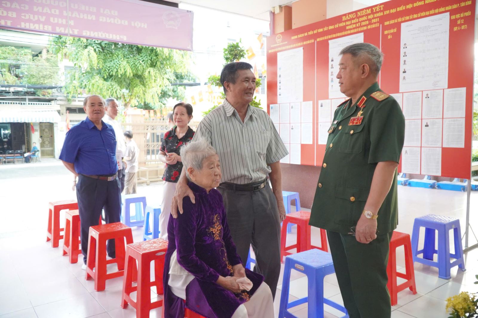 Cụ Trần Thị H&uacute;c (sinh năm 1926), hiện sinh sống tại khu phố 4, phường T&acirc;n B&igrave;nh, l&agrave; một trong những cử tri cao tuổi ti&ecirc;u biểu của địa phương