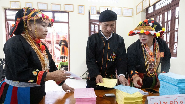 Các thành viên Tổ bầu cử chuẩn bị phiếu bầu để phát cho các cử tri. Các thành viên Tổ bầu cử chuẩn bị phiếu bầu để phát cho các cử tri.