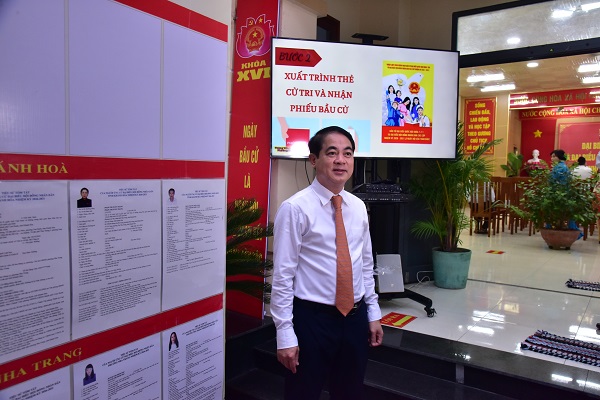 6h 52: &Ocirc;ng Nghi&ecirc;m Xu&acirc;n Th&agrave;nh- UVBCH Trung ương Đảng, B&iacute; Thư Tỉnh ủy, Trưởng Ban Chỉ đạo Bầu cử tỉnh Kh&aacute;nh H&ograve;a, sau khi ho&agrave;n th&agrave;nh nhiệm vụ bầu cử của m&igrave;nh, tiếp tục đi kiểm tra c&ocirc;ng t&aacute;c tổ chức bầu cử tại c&aacute;c khu vực kh&aacute;c (h&igrave;nh chụp tại Khu vực bầu cửa số 05, đường Phương C&acirc;u, phường Nha Trang)