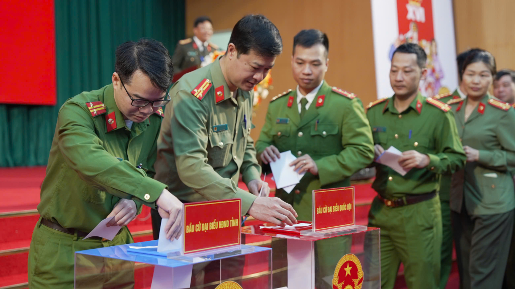 Cao Bằng: 100% cán bộ, chiến sĩ lực lượng vũ trang hoàn thành bỏ phiếu bầu cử
