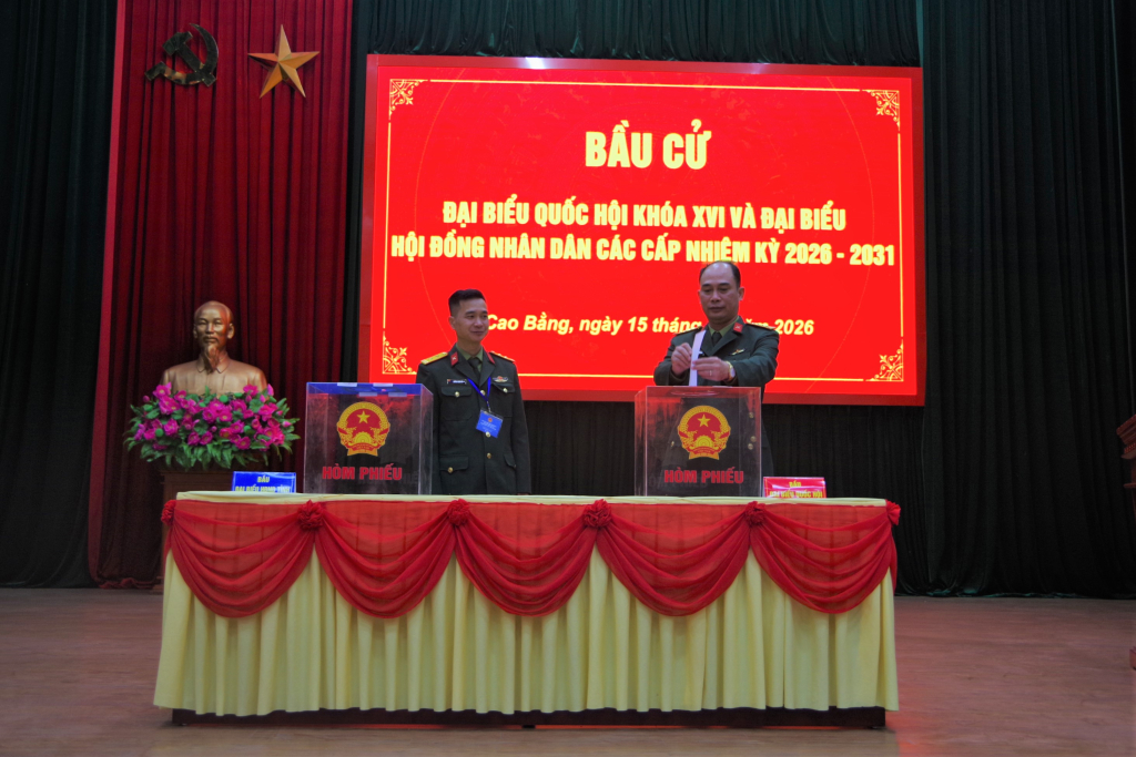 Đại t&aacute; Văn Khắc Th&agrave;nh, Chỉ huy trưởng Bộ Chỉ huy Qu&acirc;n sự tỉnh Cao Bằng bỏ phiếu tại đơn vị bỏ phiếu số 1, phường T&acirc;n Giang. Ảnh: BCB